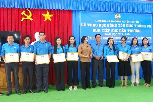 Tri Tôn tuyên dương 22 cán bộ công đoàn