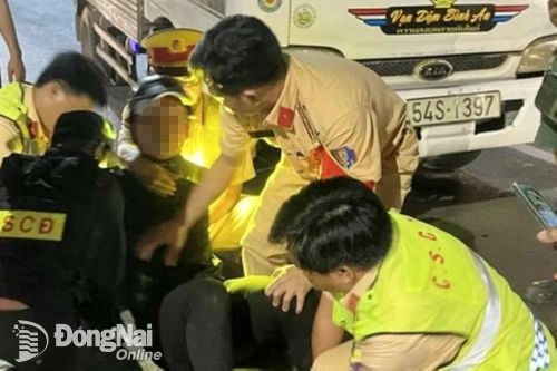 Cảnh sát giao thông Đồng Nai khống chế đối tượng dùng dao uy hiếp tài xế xe tải trên quốc lộ 1