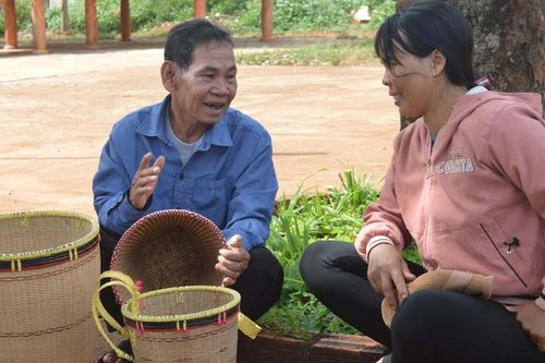 Khi già làng là đảng viên