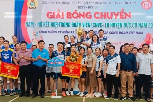 Cụm Công đoàn cơ sở xã Ia Din vô địch Giải bóng chuyền nam-nữ kết hợp