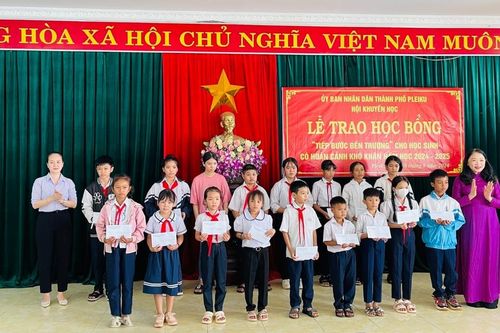 Pleiku: Trao học bổng 'Tiếp bước đến trường' cho 78 học sinh khó khăn