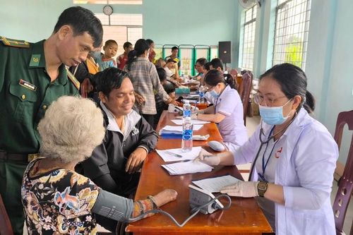 Khám bệnh, cấp thuốc, tặng quà cho người dân xã Ia Púch