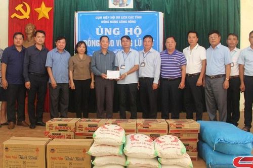Hỗ trợ các gia đình bị thiệt hại do mưa lũ tại xã Bản Lầm
