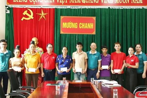 Trao 40 triệu đồng hỗ trợ nhân dân bị thiệt hại do thiên tai
