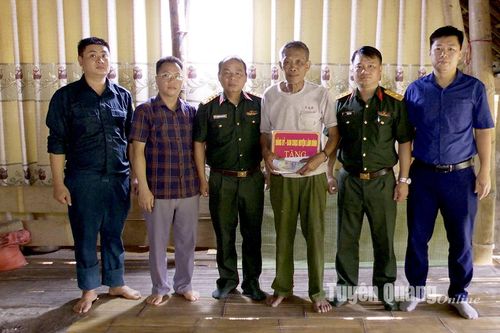 Bàn giao 60 triệu đồng kinh phí hỗ trợ xây tặng 'Nhà tình nghĩa' năm 2024
