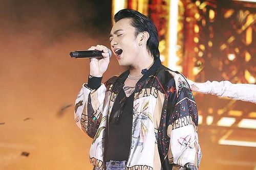 Soobin Hoàng Sơn và MONO khuấy động đêm nhạc hội cho tân sinh viên
