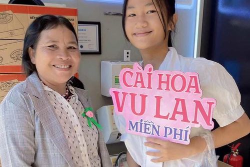 'Bông hồng xuống phố' của các em Phật tử chùa Phật giáo Khánh Sơn