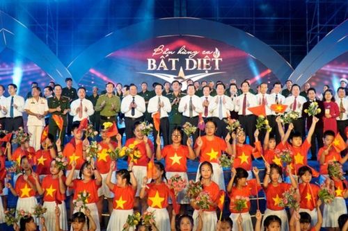 Dàn ca sĩ gạo cội biểu diễn ở chương trình nghệ thuật 'Bản hùng ca bất diệt'