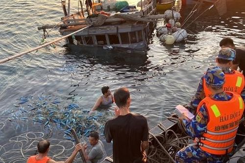 Tàu cá va chạm với tàu hàng ở cửa biển, 11 ngư dân được cứu sống