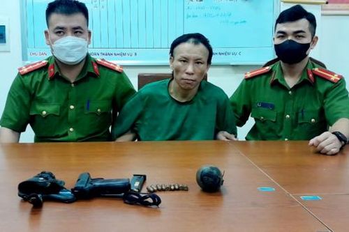 Bắt đối tượng truy nã nguy hiểm khi đang kê súng ngủ ở Hang Kia