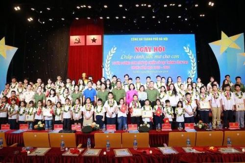Công an TP Hà Nội tuyên dương con em CBCS đạt thành tích cao trong học tập