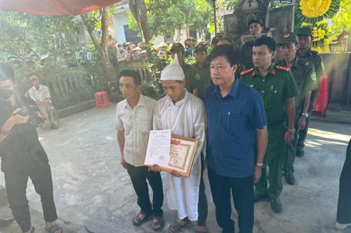 Truy tặng Giấy khen cho tổ viên tổ bảo vệ ANTT tử vong khi tham gia chữa cháy rừng
