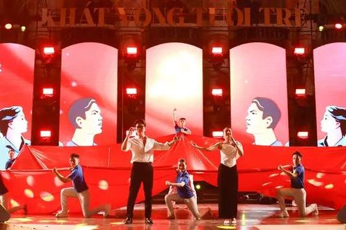 Dàn nghệ sĩ tập luyện chương trình 'Khát vọng tuổi trẻ'