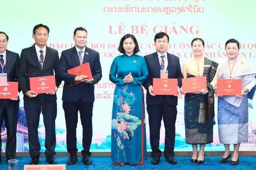 Bồi dưỡng, nâng cao chất lượng cán bộ thủ đô Viêng Chăn