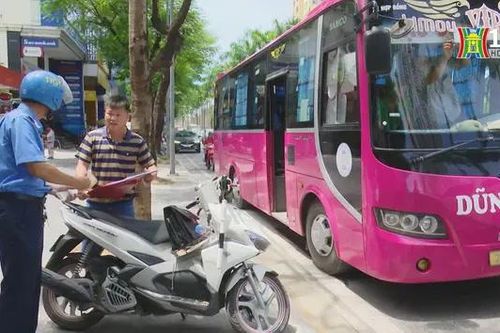 Ô tô chiếm dụng lòng đường, vỉa hè đô thị