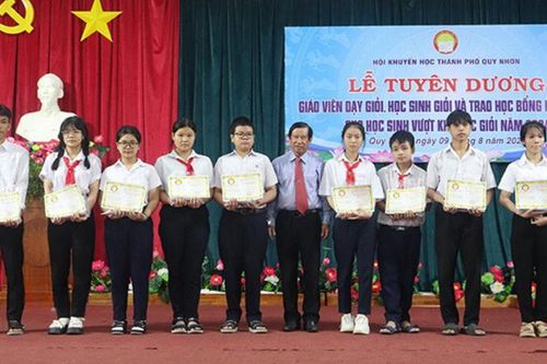 Trao Giải thưởng Quang Trung và học bổng khuyến tài cho học sinh vượt khó học giỏi năm 2024 tại Bình Định