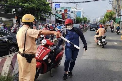 CSGT xử lý nhiều xe máy vi phạm trên các tuyến trọng điểm khu Nam Sài Gòn