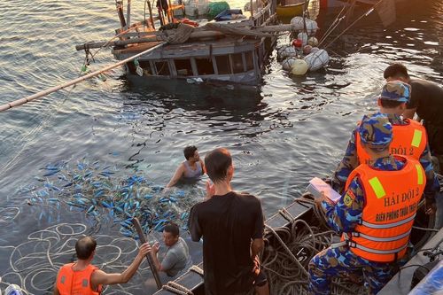 Tàu cá chìm trên vùng biển Thừa Thiên-Huế, 11 thuyền viên được cứu sống
