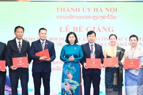 Bế giảng lớp đào tạo, bồi dưỡng cán bộ công tác chính quyền Thủ đô Viêng Chăn năm 2024