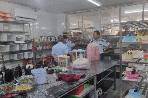Phẩm màu đã hết hạn sử dụng, tiểu thương vẫn ngang nhiên sử dụng để sản xuất bánh