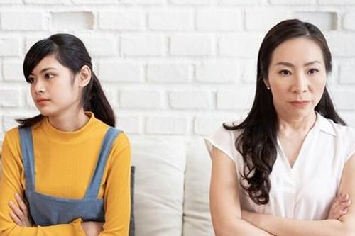 Nghe chị hàng xóm nói 2 câu, mẹ chồng tôi đùng đùng đòi về quê