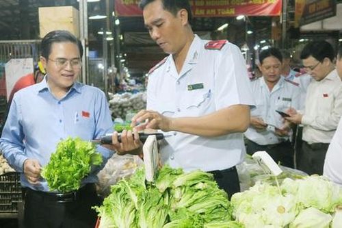 Nhiều hàng hóa chợ đầu mối Bình Điền chưa được kiểm soát