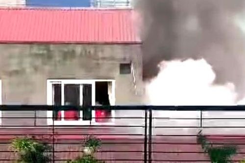 Đang học kỹ năng PCCC, bất ngờ xảy ra hỏa hoạn ngay cạnh trường