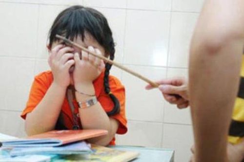 Bị bố đánh, bé gái liên hệ Tổng đài bảo vệ trẻ em tố cáo