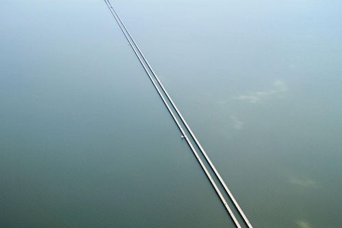 Cầu dài gần 40km trên mặt hồ, hoàn thành chỉ trong 14 tháng
