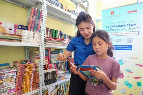 Trao tặng đồng bào Bru - Vân Kiều 'Thư viện tránh lũ'