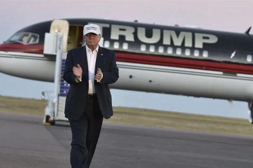 Máy bay chở cựu Tổng thống Mỹ Donald Trump phải hạ cánh khẩn cấp