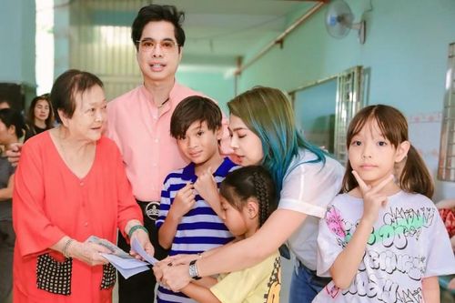 Thanh Thảo dẫn các con đi làm từ thiện cùng danh ca Ngọc Sơn