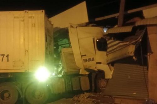 TP HCM: Xe container lao vào nhà dân