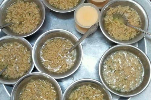 Đình chỉ nhóm trẻ sau vụ cho trẻ ăn mì tôm