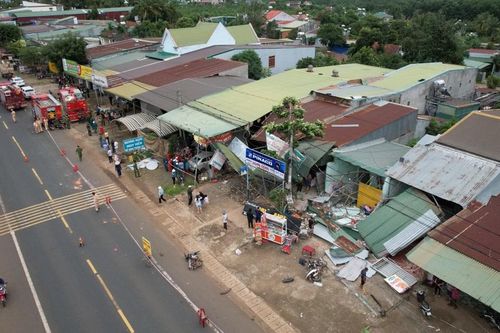 Đắk Nông: bắt tạm giam tài xế container tông sập nhà khiến 3 người tử vong
