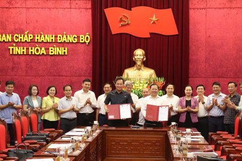 Tỉnh Hưng Yên tặng tỉnh Hòa Bình 2 tỷ đồng xây dựng nhà đại đoàn kết