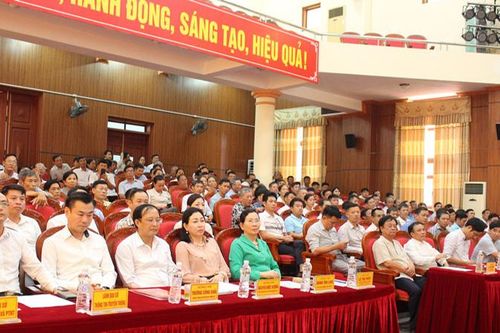Đồng chí Lê Minh Hoan làm việc với huyện Bình Lục về kinh nghiệm xây dựng nông thôn mới nâng cao