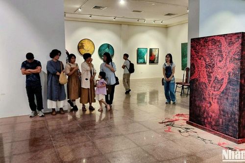 Triển lãm tranh 'Giấc mơ trong những chiếc hộp'