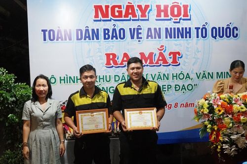 Khen thưởng 2 công dân có thành tích vây bắt tội phạm