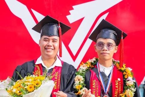 Đôi bạn kỹ sư sáng đi học, chiều làm shipper