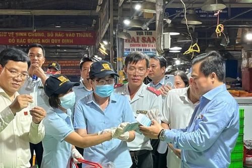 Sớm giải quyết các điểm buôn bán tự phát quanh chợ đầu mối Bình Điền
