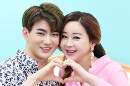 Mối tình 'chị - em' thị phi nhất làng giải trí Hàn Quốc