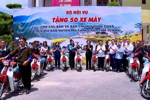 Bộ trưởng Bộ Nội vụ Phạm Thị Thanh Trà trao tặng 50 xe máy ở huyện Mù Cang Chải, Yên Bái