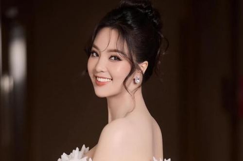 Á hậu Thụy Vân đẹp như nàng thơ