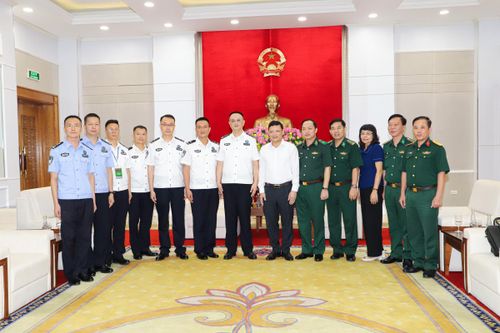 Phó Chủ tịch UBND Quảng Ninh tiếp xã giao Đoàn sĩ quan trẻ BĐBP Việt Nam và cán bộ trẻ Quản lý Di dân Quốc gia Trung Quốc