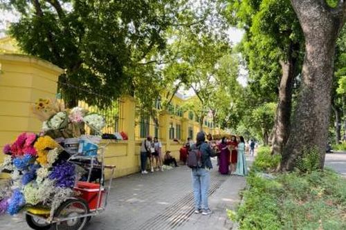 Phố mùa thu đẹp nhất Hà Nội tấp nập người và hoa