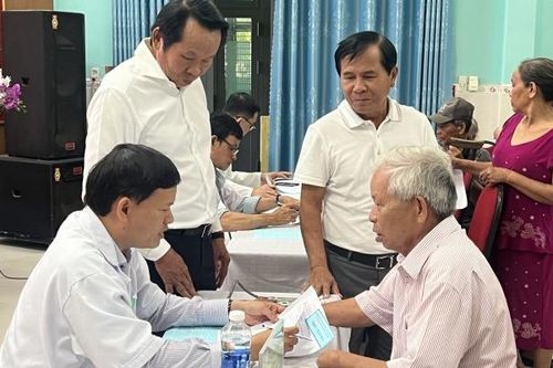 Quảng Nam: Khám bệnh miễn phí và tặng quà cho các gia đình nghèo, chính sách