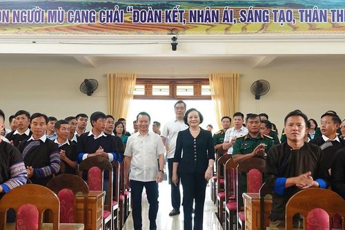 Bộ Nội vụ trao tặng 40 xe máy cho huyện Mù Cang Chải