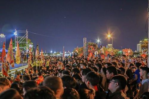 Hàng nghìn người đón Trung thu sớm ở lễ hội Lân Sư Rồng