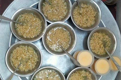 Phụ huynh Hà Nội bức xúc vì trẻ mầm non phải ăn cháo loãng, mì tôm đạm bạc